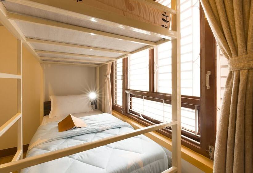 سرير فى غرفة مشتركه, Flock Kathmandu