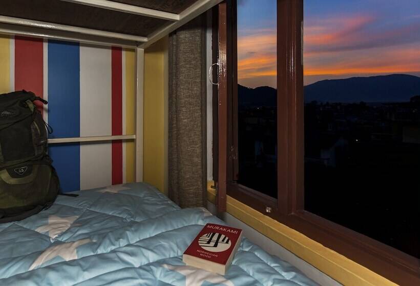 سرير فى غرفة مشتركه, Flock Kathmandu