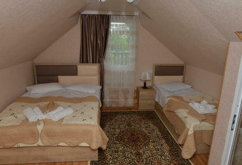 اتاق استاندارد چهار تخته, Light House Old City