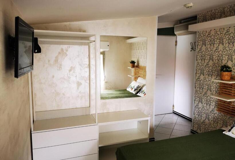 이코노미 룸, La Nidiola