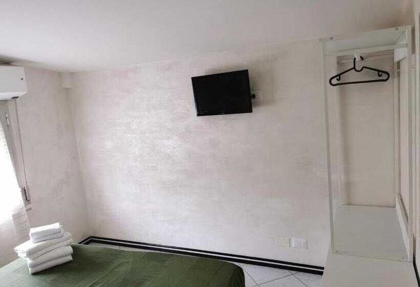 이코노미 룸, La Nidiola