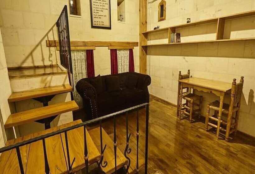 اتاق استاندارد سه تخته با چشم‌انداز باغ, Melek Lara Butik