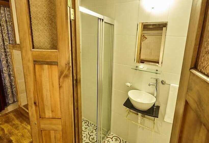 اتاق اجرایی سه نفره, Melek Lara Butik