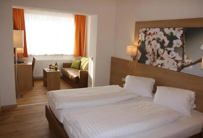 Standard Kolmen Hengen Huone, Weinhotel Rieder