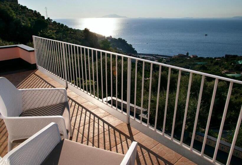 غرفة عائلية, Antonio Massa Lubrense