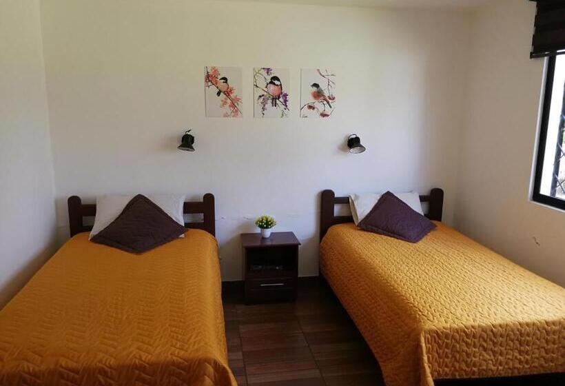 StandaardKamer, Chapelet Hostal