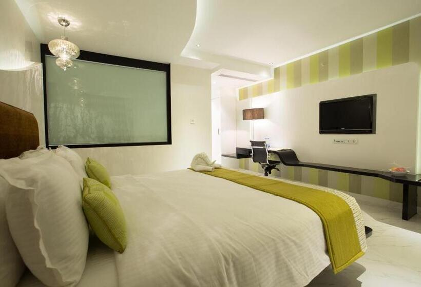 جناح جونيور, Hash Six Hotels