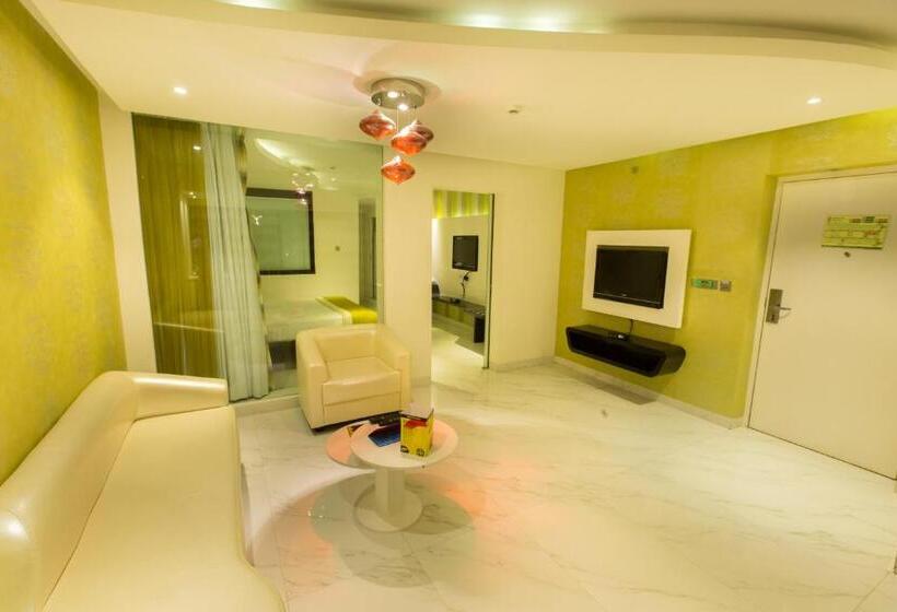 جناح جونيور, Hash Six Hotels