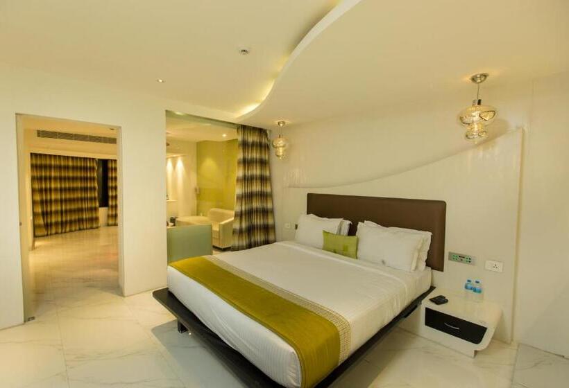 جناح جونيور, Hash Six Hotels