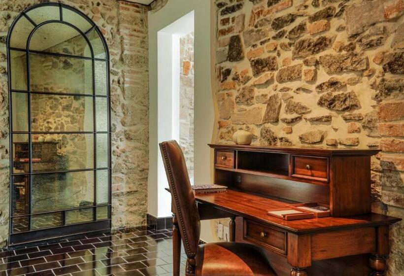 جناح جونيور, Banyan Tree Puebla