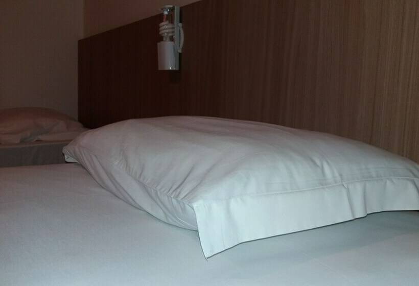اتاق استاندارد چهار تخته, Romanville