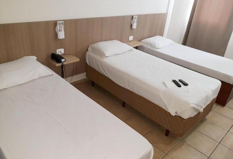 חדר דלוקס לשלושה, Romanville