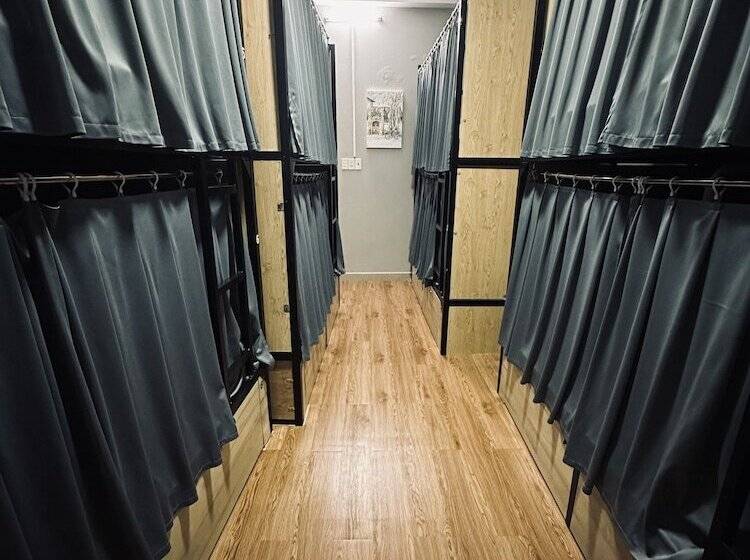 تختخواب در اتاق مشترک, Alleyway Hostel Adults Only