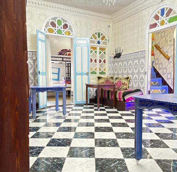 이코노미 룸, Hostel Aline