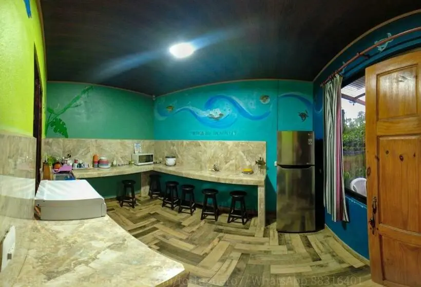 ルームシェアのワンベッド, Hostel Tortuguero 7backpackers