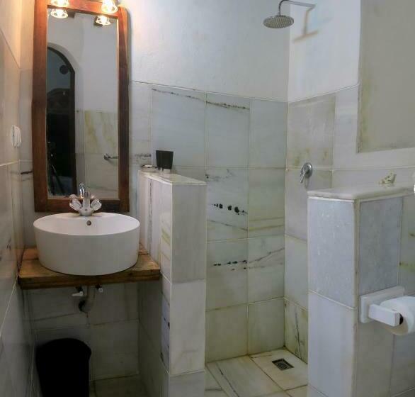 غرفة قياسية, Cafe Central