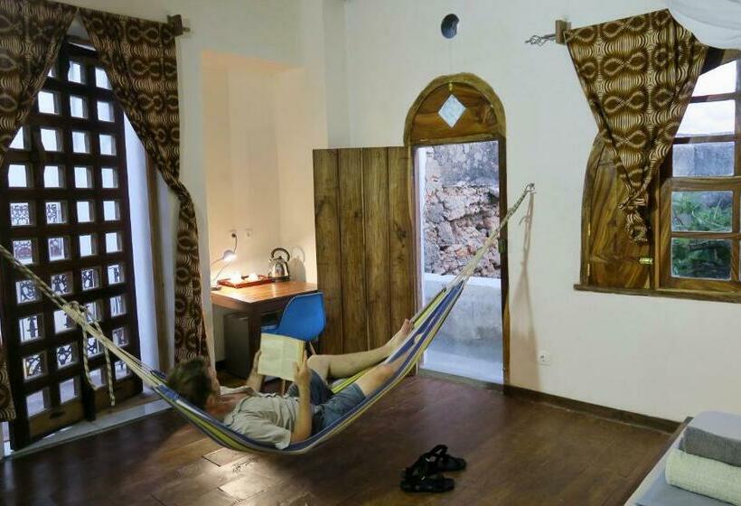 غرفة قياسية, Cafe Central