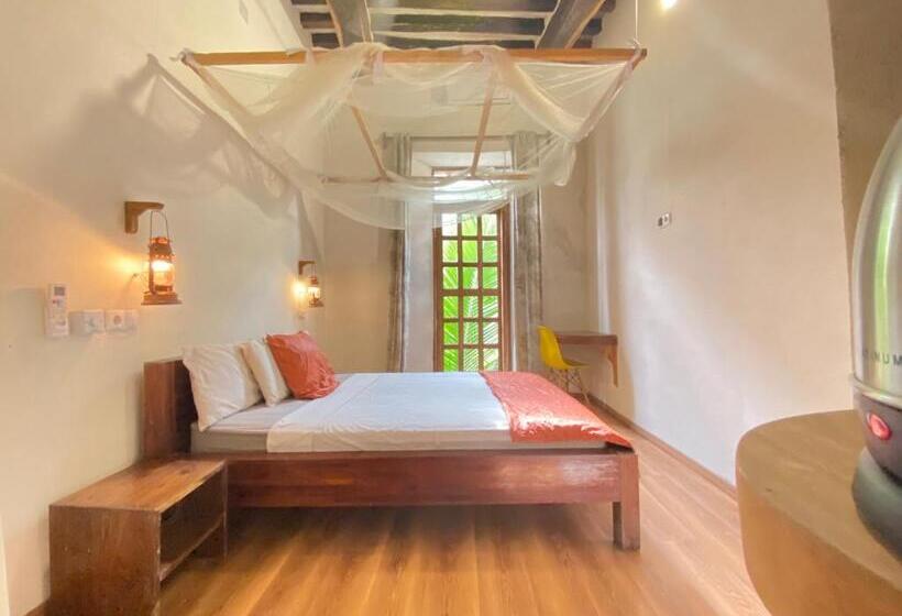 غرفة إقتصادية فردية, Cafe Central