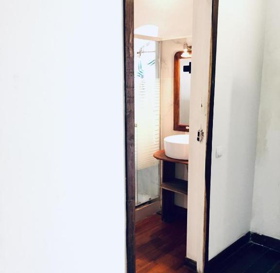 شقة غرفة واحدة, Cafe Central