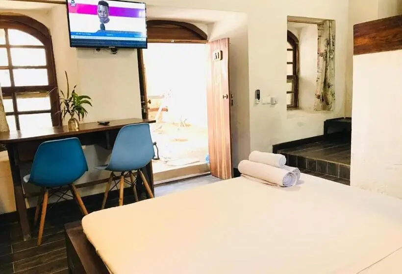 استودیوی استاندارد, Cafe Central