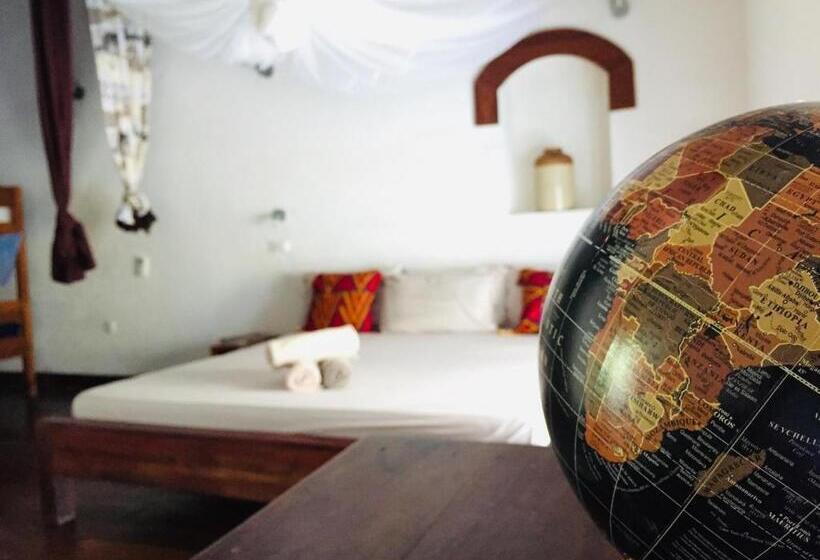 شقة غرفة واحدة, Cafe Central