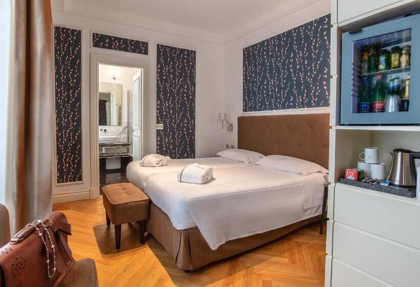 Camera Tripla Standard, Damaso