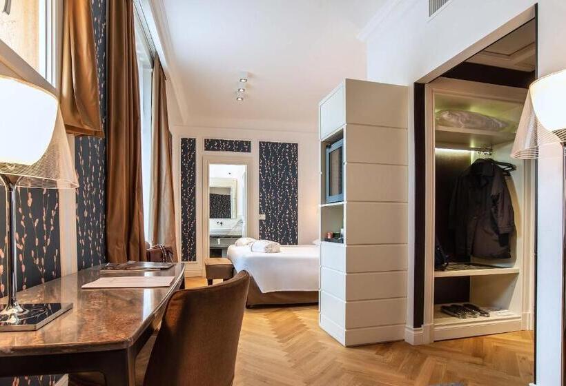 Camera Tripla Standard, Damaso