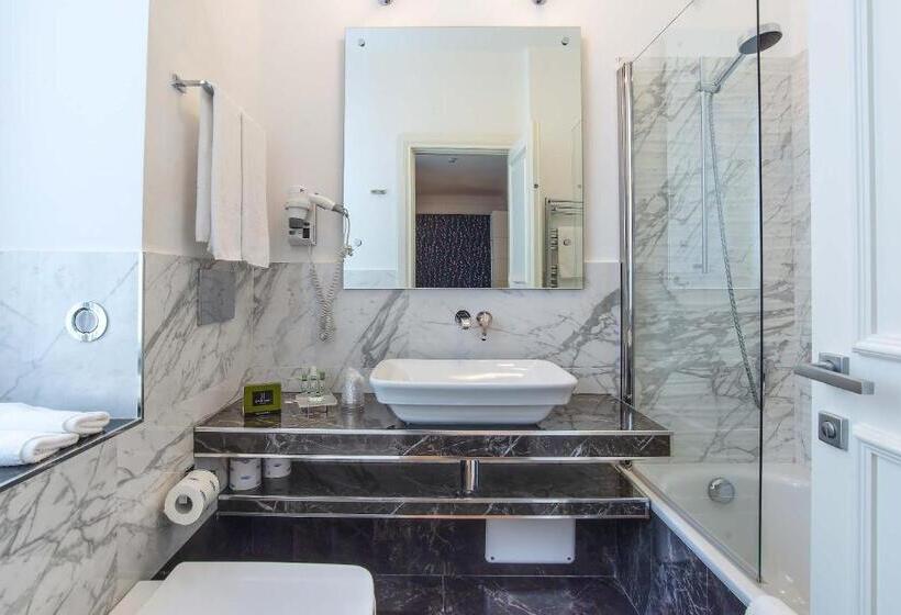 Camera Tripla Standard, Damaso