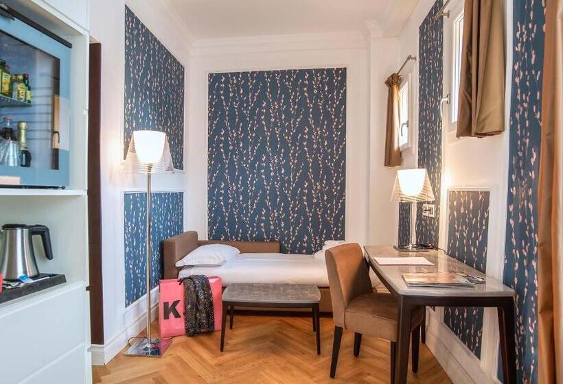 Camera Tripla Standard, Damaso