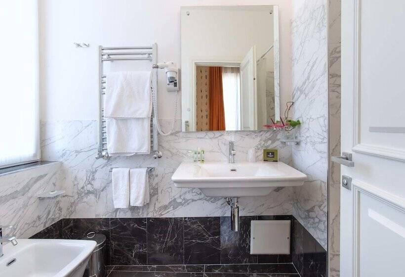 Camera Deluxe, Damaso