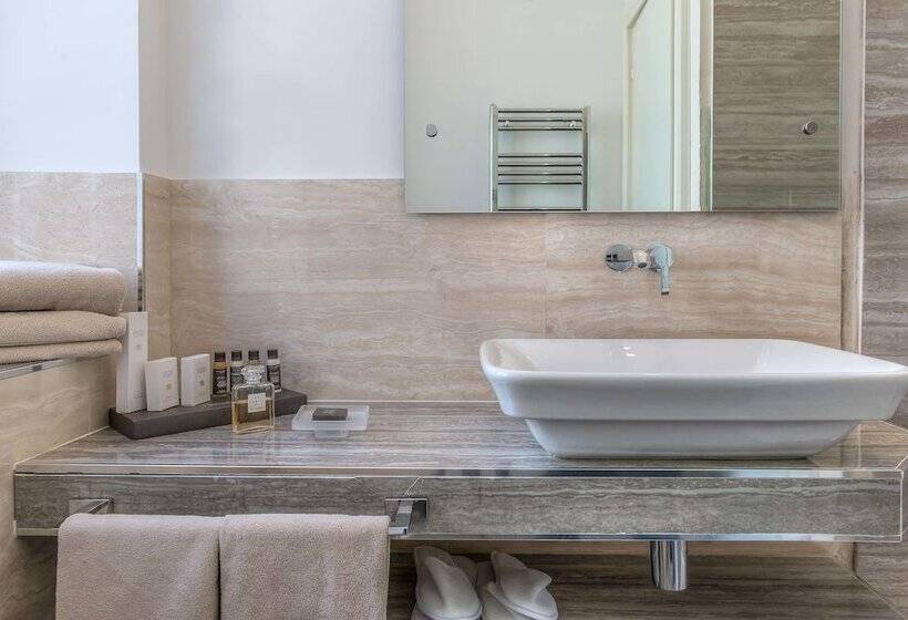 Camera Deluxe, Damaso