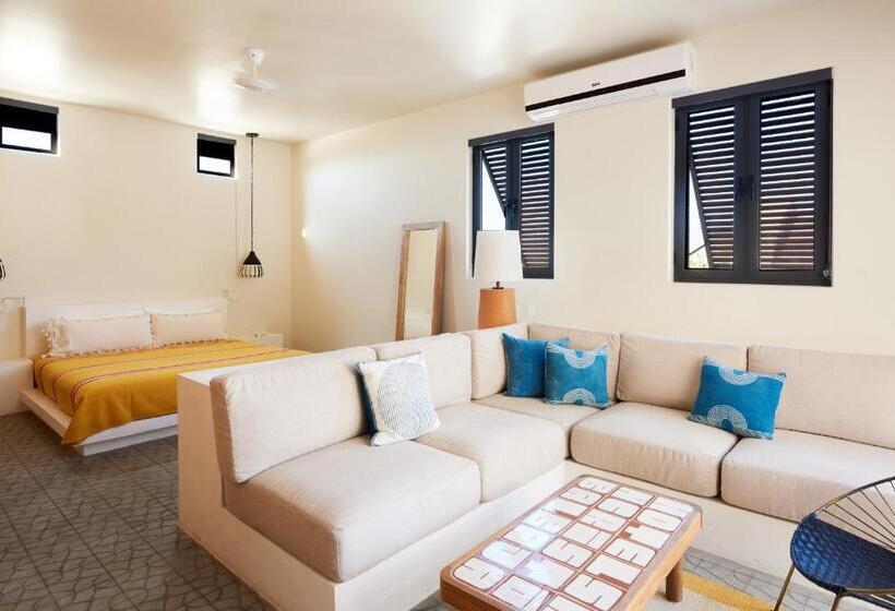 جناح, San Cristobal Adults 15+