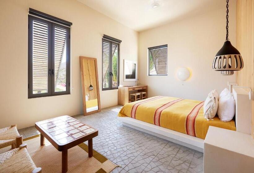 جناح, San Cristobal Adults 15+