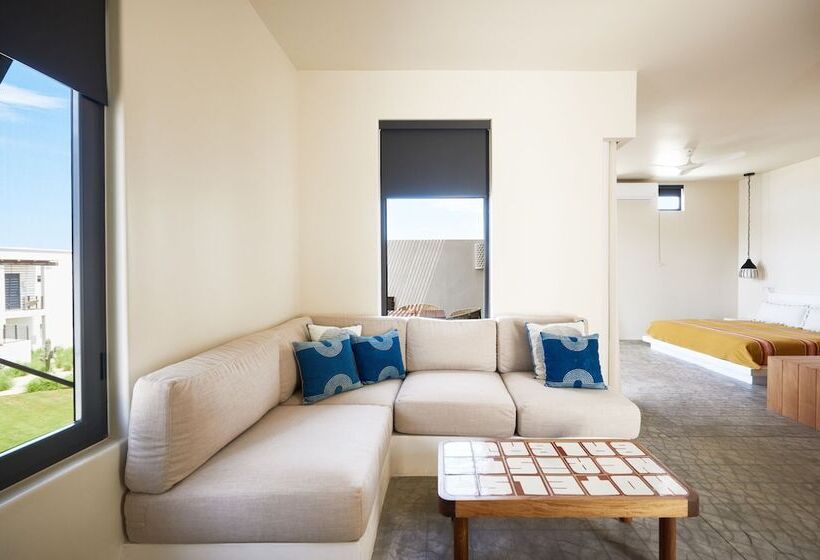 جناح, San Cristobal Adults 15+