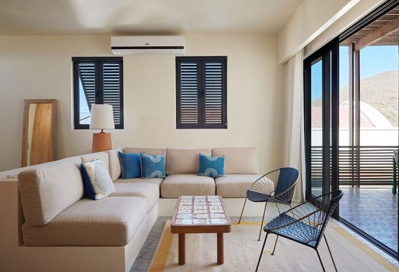 جناح, San Cristobal Adults 15+