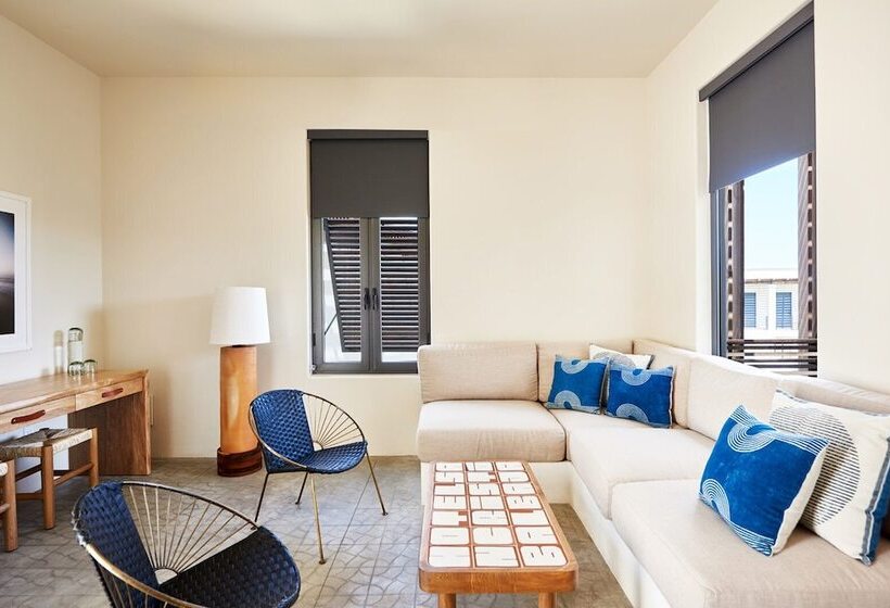 جناح, San Cristobal Adults 15+