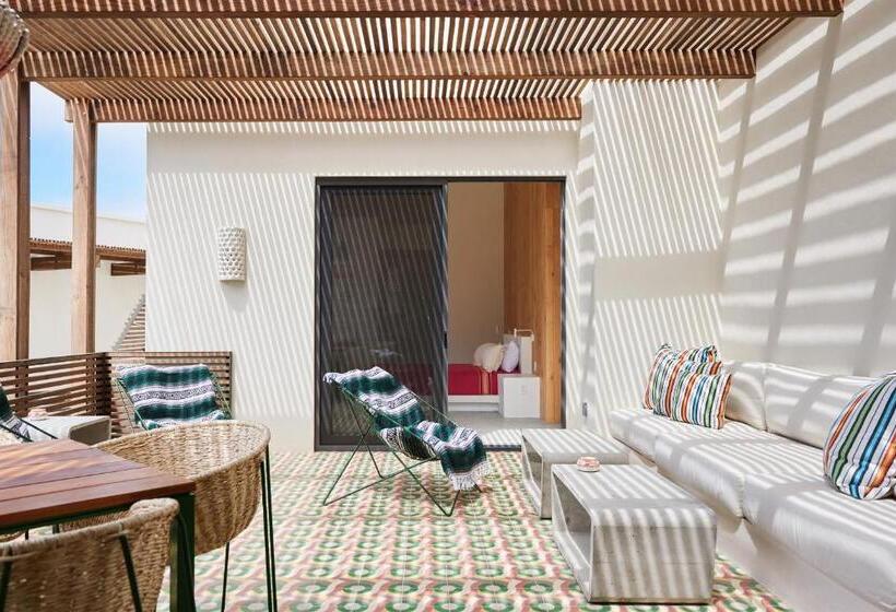 جناح, San Cristobal Adults 15+