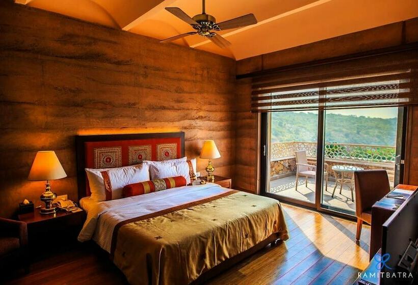 جناح ديلوكس, The Lalit Mangar