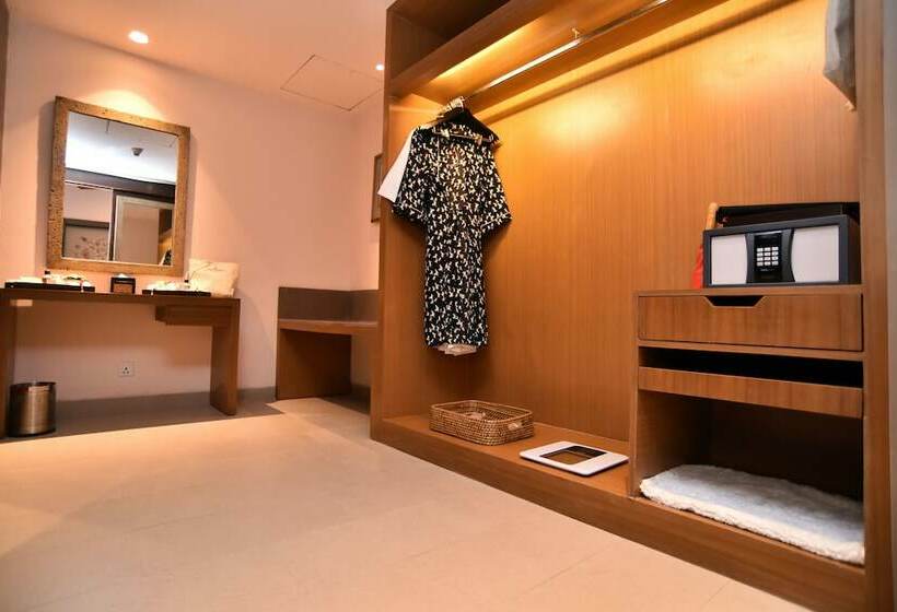 جناح, The Lalit Mangar