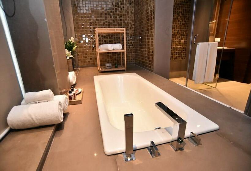 جناح, The Lalit Mangar