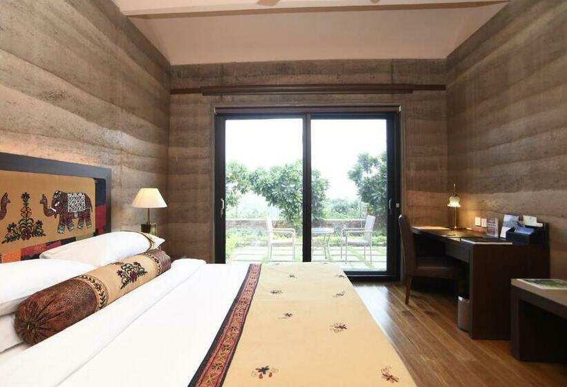 جناح مطلّ علي الحديقة, The Lalit Mangar