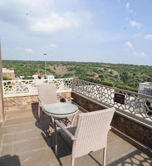 جناح ذو إطلالة, The Lalit Mangar