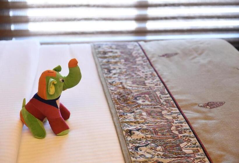 جناح ديلوكس, The Lalit Mangar