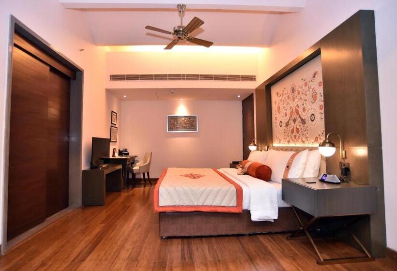 جناح, The Lalit Mangar