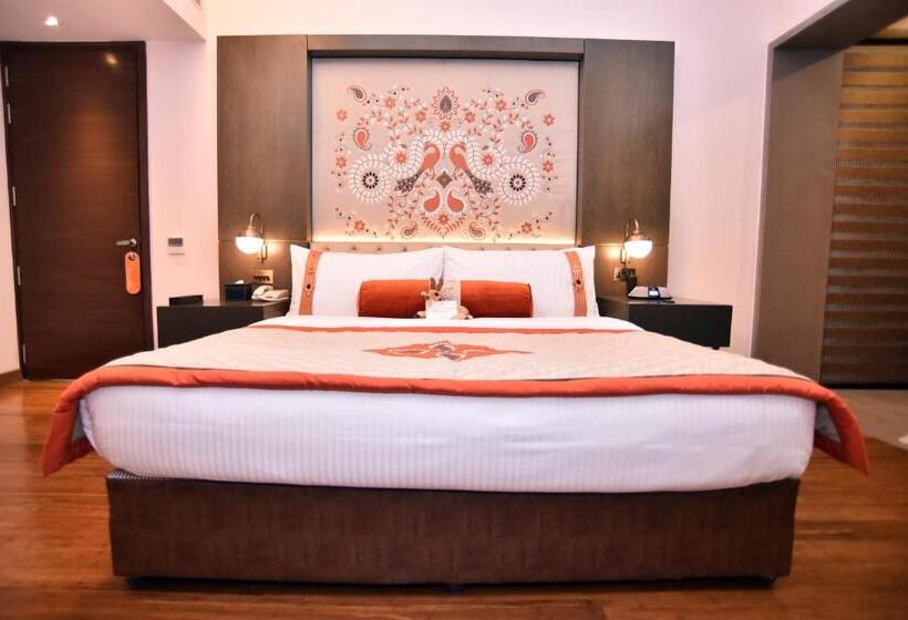 جناح, The Lalit Mangar