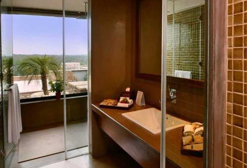 جناح ديلوكس, The Lalit Mangar