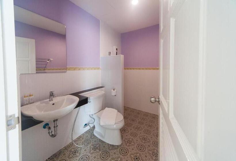 디럭스 룸 킹사이즈 침대, Anchan Laguna Hotel โรงแรมอัญชันลากูน่า