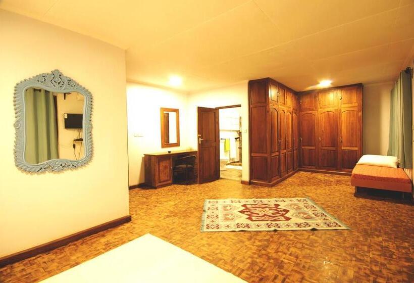 اتاق لوکس خانوادگی, Boulevard Inn Mt Meru