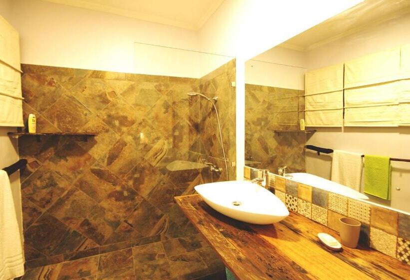 اتاق لوکس خانوادگی, Boulevard Inn Mt Meru