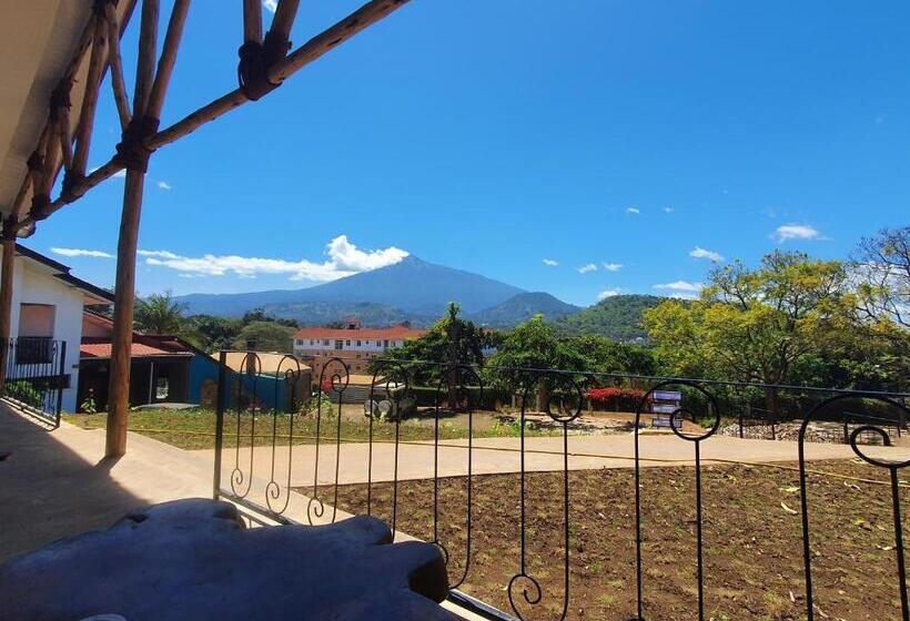 اتاق پریمیوم چهارنفره, Boulevard Inn Mt Meru